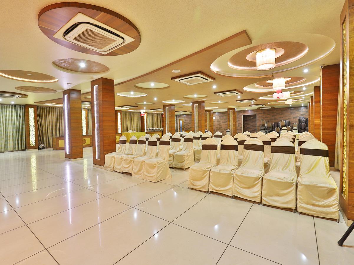 Oyo 13253 The Grand Vinayak Hotel Ахмедабад Экстерьер фото