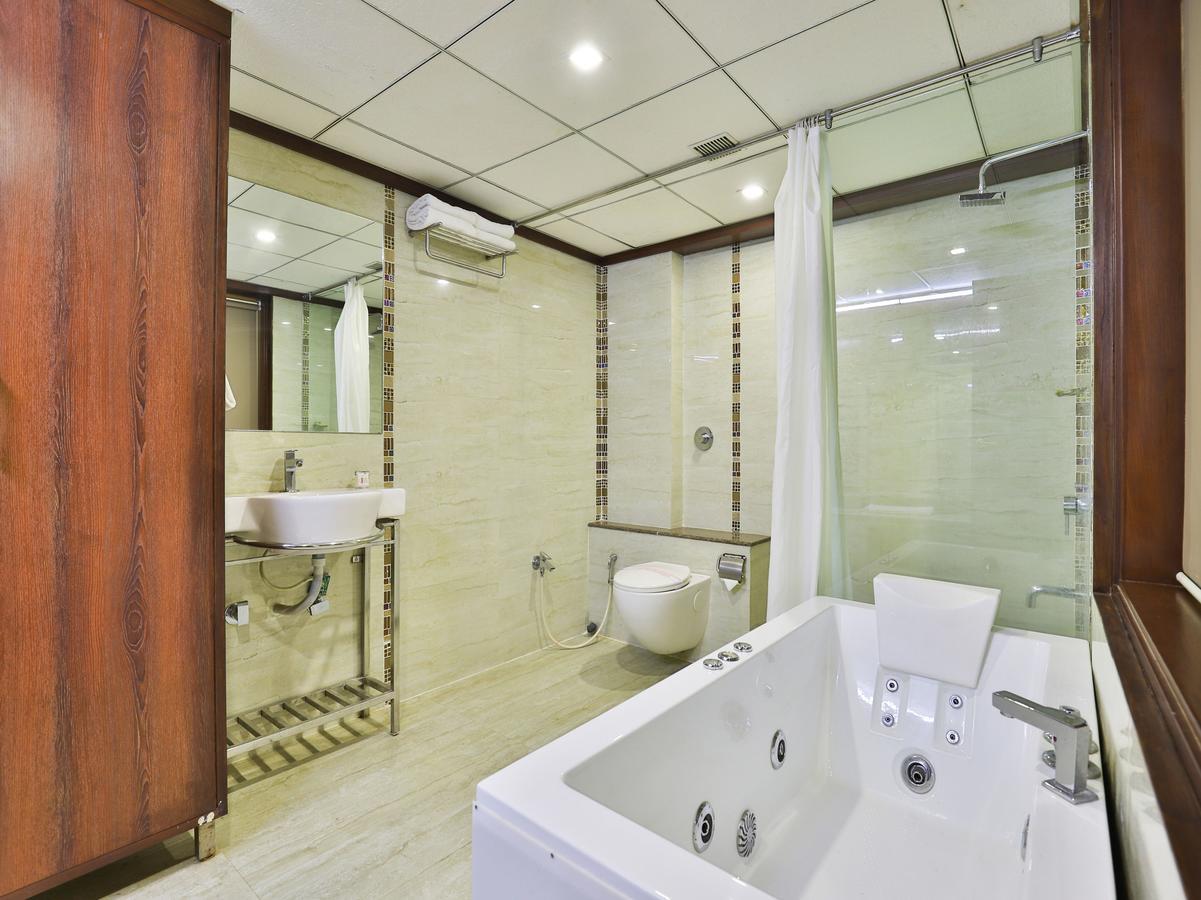 Oyo 13253 The Grand Vinayak Hotel Ахмедабад Экстерьер фото