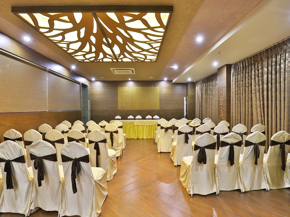 Oyo 13253 The Grand Vinayak Hotel Ахмедабад Экстерьер фото