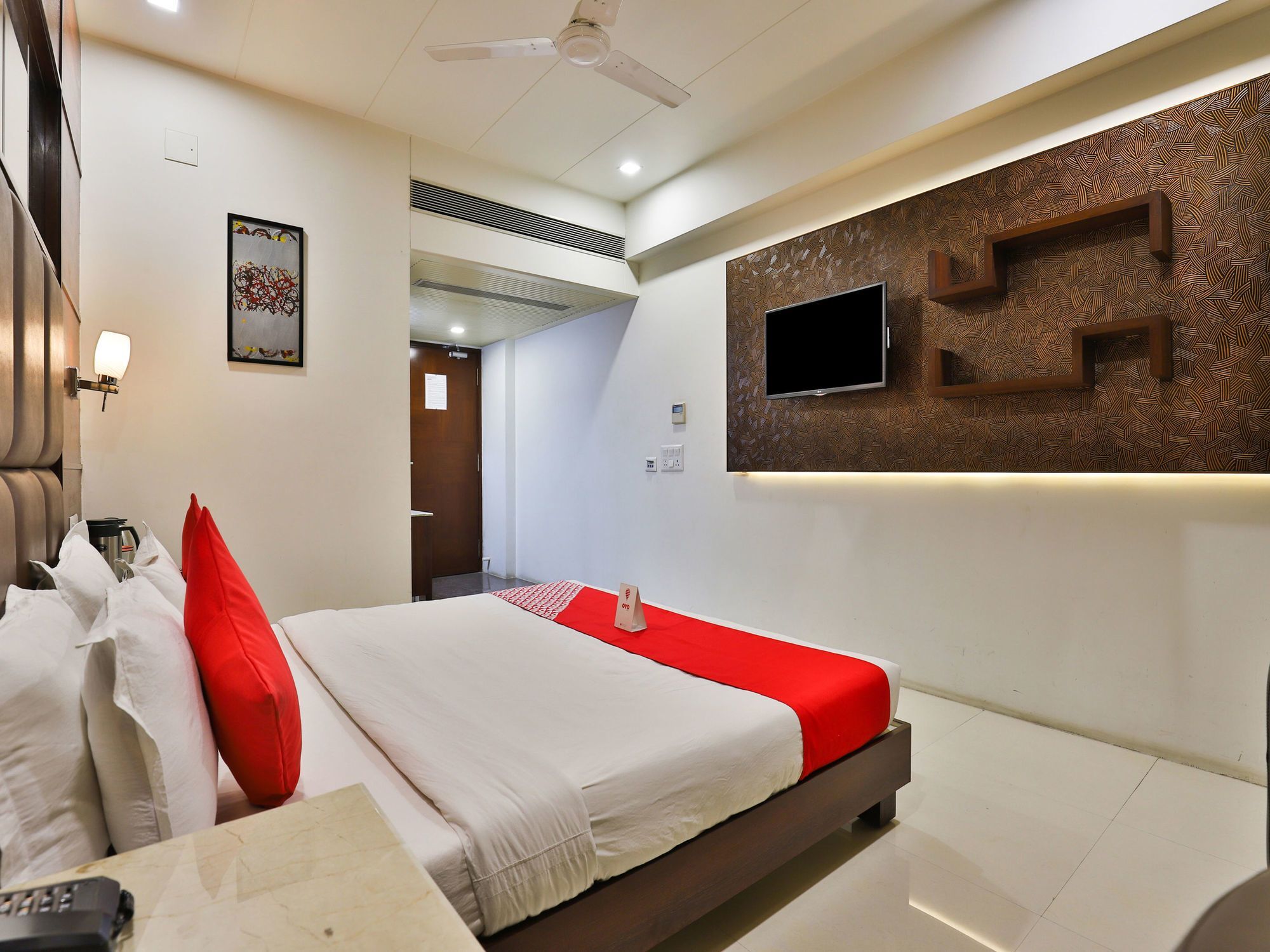 Oyo 13253 The Grand Vinayak Hotel Ахмедабад Экстерьер фото