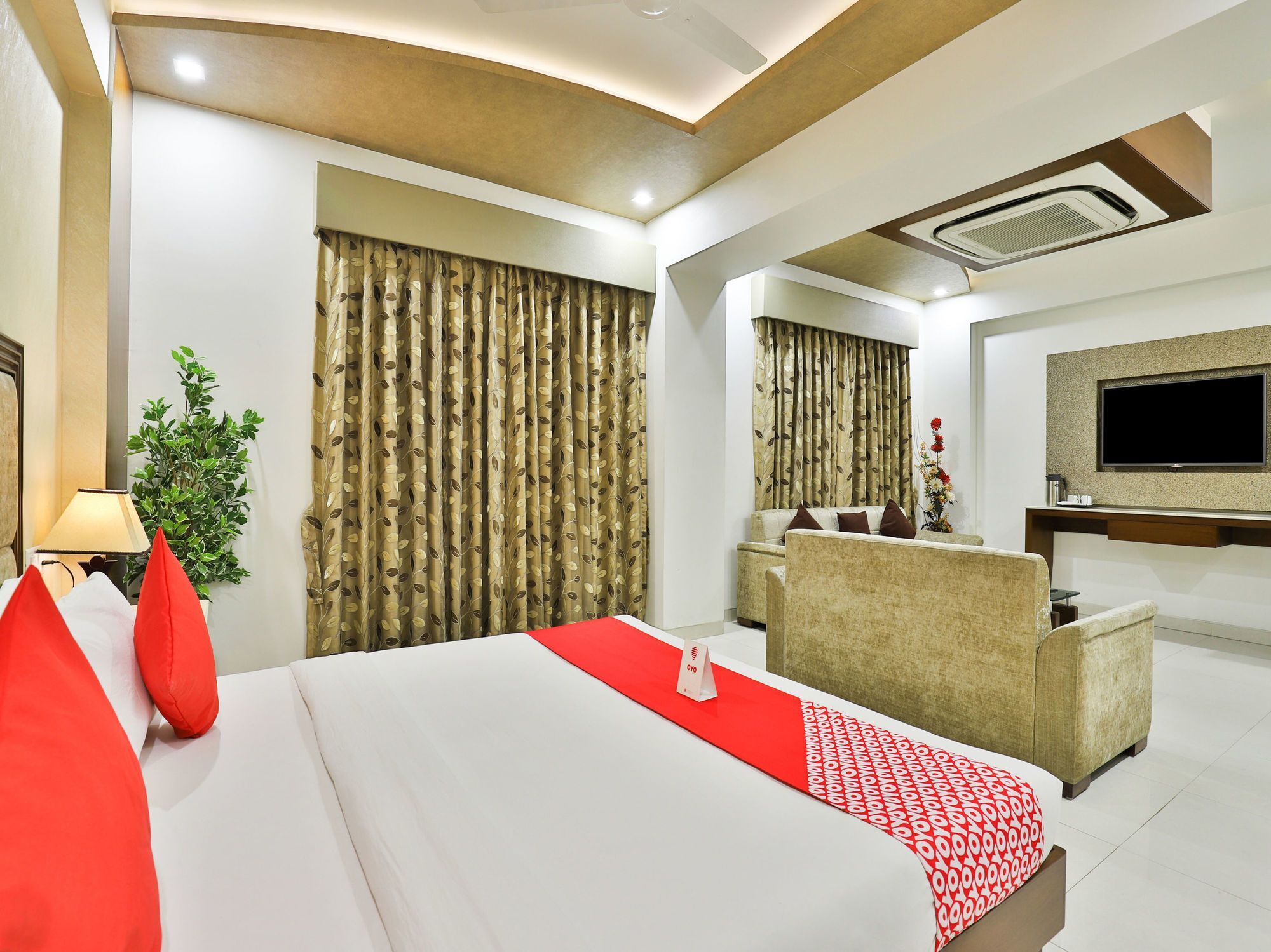 Oyo 13253 The Grand Vinayak Hotel Ахмедабад Экстерьер фото