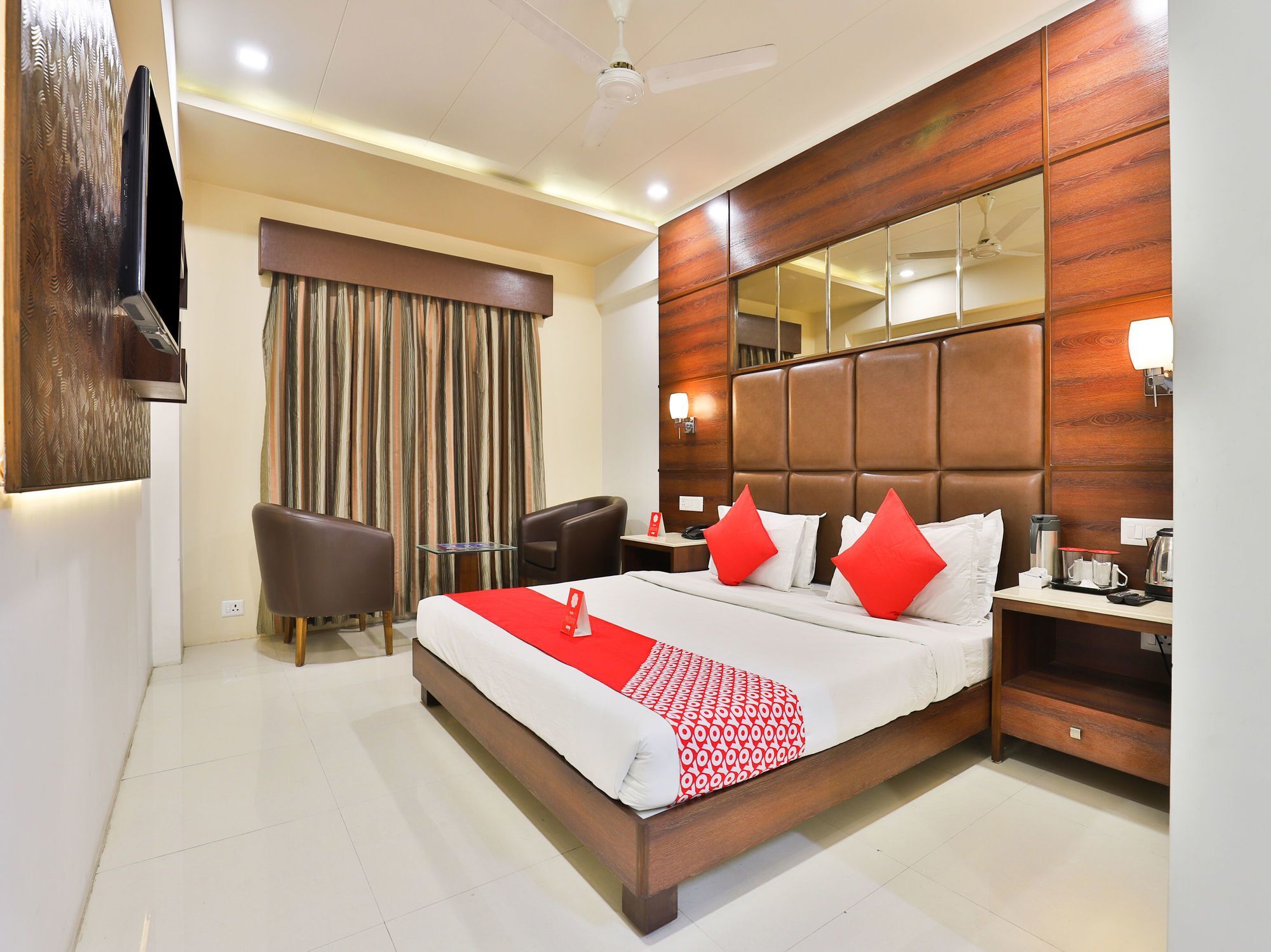 Oyo 13253 The Grand Vinayak Hotel Ахмедабад Экстерьер фото