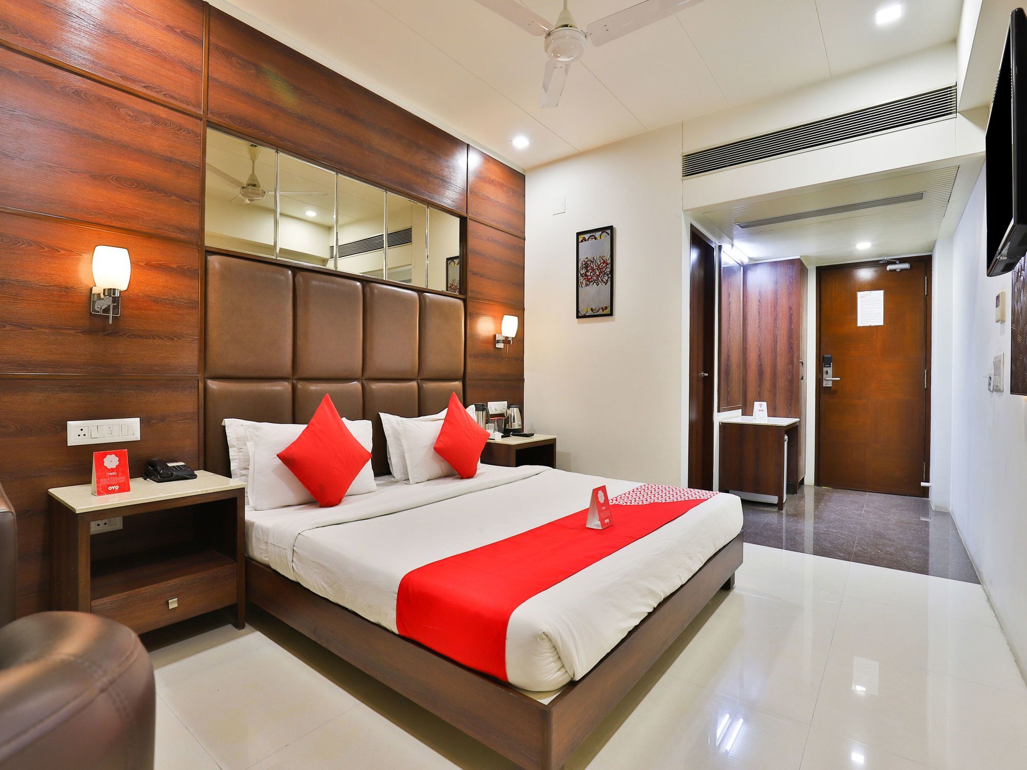 Oyo 13253 The Grand Vinayak Hotel Ахмедабад Экстерьер фото