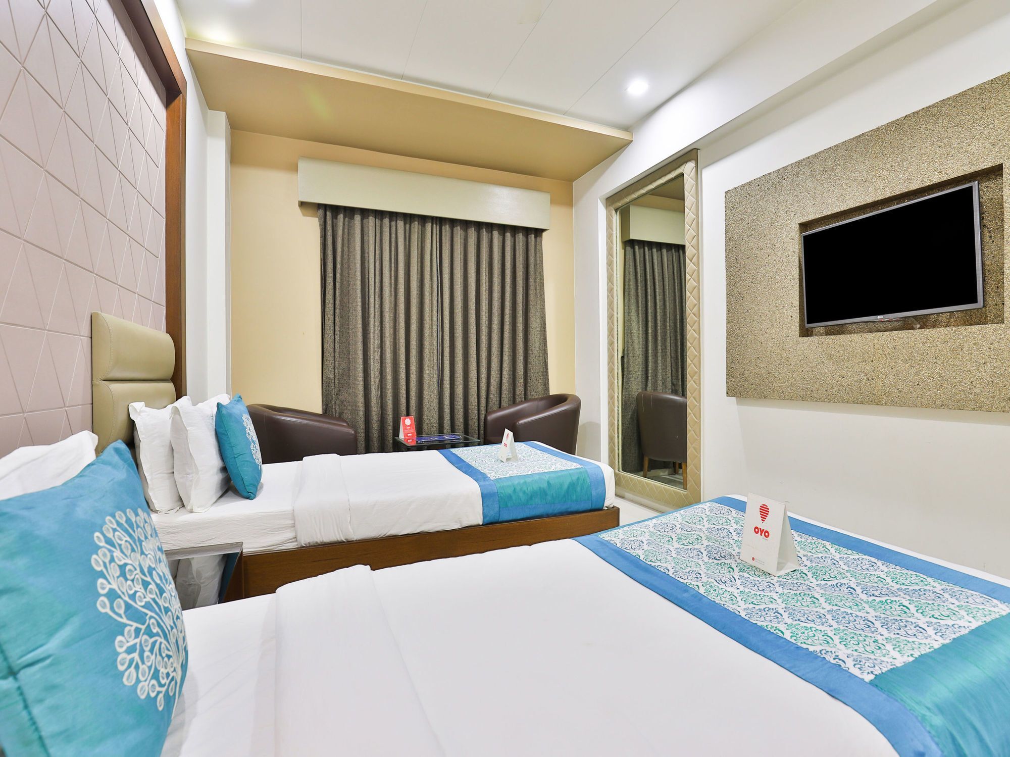 Oyo 13253 The Grand Vinayak Hotel Ахмедабад Экстерьер фото